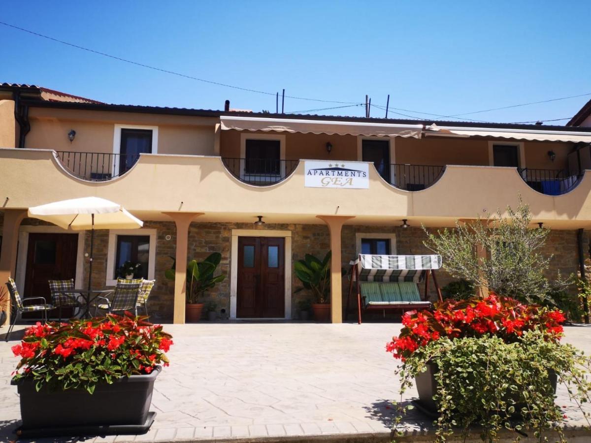 Apartments Gea Lucija Bagian luar foto