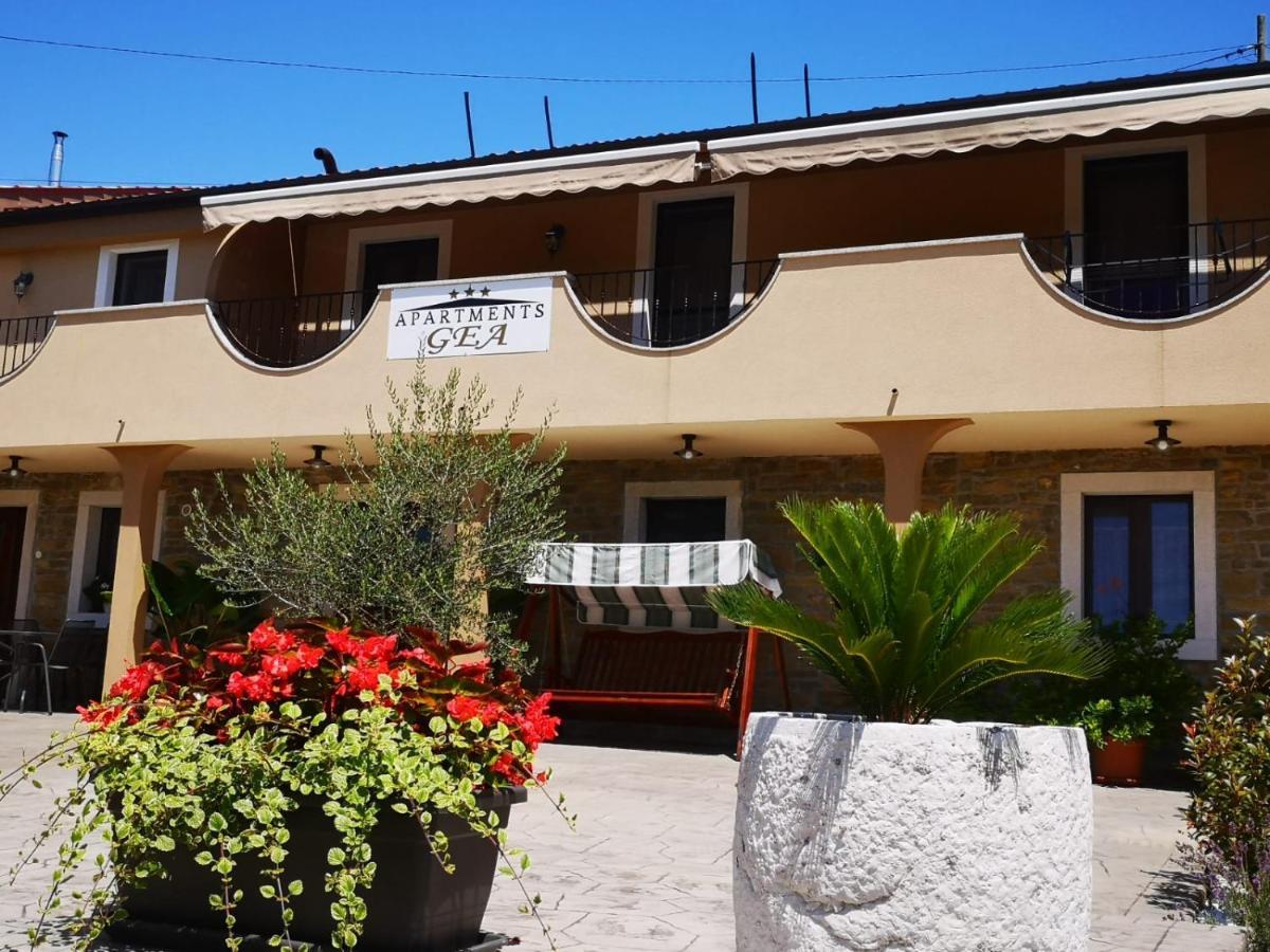 Apartments Gea Lucija Bagian luar foto